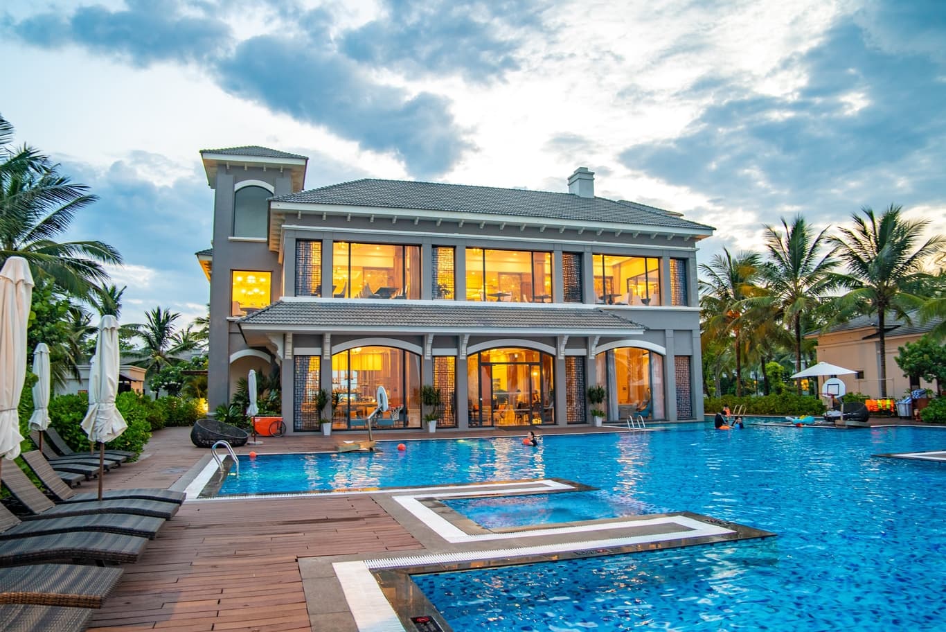 Outdoor Living Spaces: Pergolas, Decks and Terraces for Dubai Villas